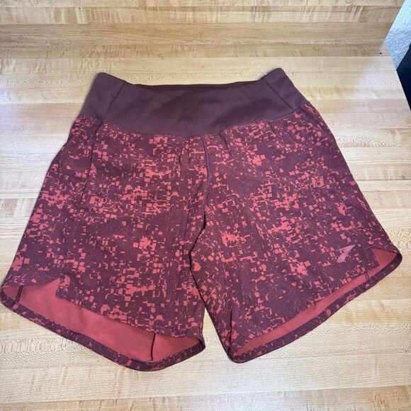 Womens Brooks Chaser 7” Running Shorts Size XS Red Run Raisin Glitch - Picture 1 of 6